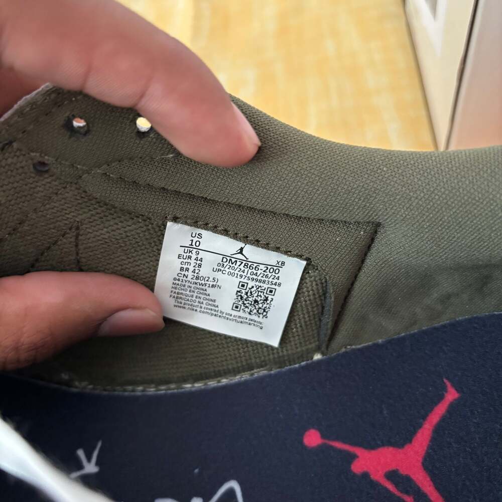 Travis Scott x Air Jordan 1 Low OG 'Olive' - Picture 4 of 10